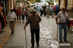 La AIReF prevé que la población española crezca en los próximos 30 años Personas mayores caminando en la calle de La Bola en Ronda, cerca de Málaga