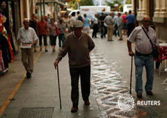 Personas mayores caminando en la calle de La Bola en Ronda, cerca de Málaga