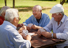 Jubilados jugando a cartas