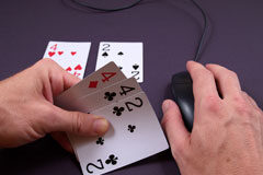 El sector del Juego on Line calienta motores Unas manos con unas cartas y un ratón.