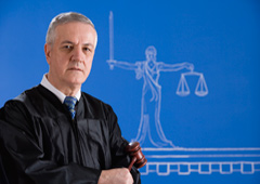 Un juez con un dibujo de la justicia detrás