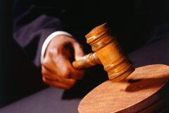 Alicia en el país de las garantías Juez utilizando el mazo