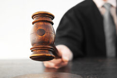 Los hechos controvertidos en la audiencia previa Un juez con el mazo