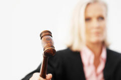 “Siglo XXI: ¿Una sociedad por fin en igualdad?” lema de la IV Cumbre de Mujeres Juristas que se celebra en Madrid Una jueza con la maza en la mano.