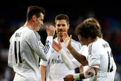 Bruselas investiga a Real Madrid y Barcelona por ayudas públicas ilegales Gareth Bale (izq.), Xabi Alonso (centro) y Marcelo celebran el gol del primero durante el encuentro de Liga contra el Valladolid disputado el 30 de noviembre en el estadio Santiago Bernabéu de Madrid