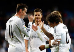 Gareth Bale (izq.), Xabi Alonso (centro) y Marcelo celebran el gol del primero durante el encuentro de Liga contra el Valladolid disputado el 30 de noviembre en el estadio Santiago Bernabéu de Madrid