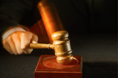 El derecho a que no se alargue tu juicio Un mazo en movimiento