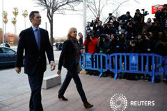 Arranca el juicio contra la infanta Cristina y su marido por fraude fiscal La infanta Cristina (C) llega al juicio con su marido Iñaki Urdangarin, en Palma de Mallorca, el 11 de enero de 2016