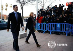 La infanta Cristina (C) llega al juicio con su marido Iñaki Urdangarin, en Palma de Mallorca, el 11 de enero de 2016