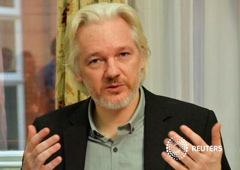 El fundador de WikiLeaks Julian Assange gesticula durante una rueda de prensa en la Embaja de Ecuador en Londres, Reino Unido, el 18 de agosto de 2014