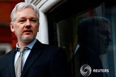 Ecuador permitirá a Suecia entrevistar a Assange en su embajada de Londres Assange habla desde el balcón de la embajada ecuatoriana en Londres, el 5 de febrero de 2016