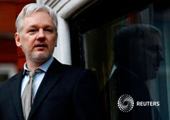 Assange habla desde el balcón de la embajada ecuatoriana en Londres, el 5 de febrero de 2016