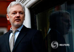 Assange habla desde el balcón de la embajada ecuatoriana en Londres, el 5 de febrero de 2016 Assange habla desde el balcón de la embajada ecuatoriana en Londres, el 5 de febrero de 2016