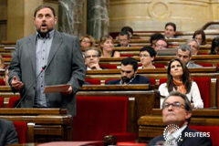 El presidente Mas insiste en que los catalanes votarán Mas mira una pantalla durante la intervención del líder de ERC Oriol Junqueras, en el Parlamento catalán, en Barcelona, el 1 de octubre de 2014
