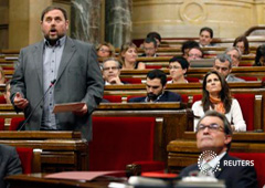 Mas mira una pantalla durante la intervención del líder de ERC Oriol Junqueras, en el Parlamento catalán, en Barcelona, el 1 de octubre de 2014