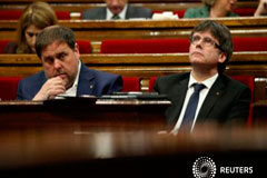 El Tribunal Constitucional suspende la partida del referéndum en los presupuestos catalanes El presidente del Gobierno catalán Carles Puigdemont (derecha) y el ministro de Economía Oriol Junqueras en una sesión parlamentaria para votar sobre los presupuestos en Barcelona, 22 de marzo de 2017