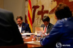 Puigdemont baraja convocar elecciones el 20 de diciembre, según La Vanguardia El presidente catalán, Carles Puigdemont (D), y el vicepresidente Oriol Junqueras, leen documentos durante una reunión de su Ejecutivo, en Barcelona, el 24 de octubre de 2017