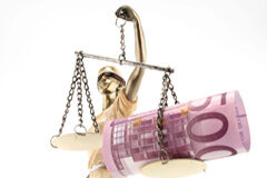 La Abogacía exige la inmediata retirada del proyecto de Ley de Tasas Imagen de la justicia con billetes de euro