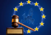 La nueva normativa comunitaria sobre los procedimientos de insolvencia Una maza y en el fondo de la imagen el mapa de europa