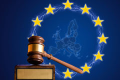 Reglamento de insolvencia internacional Una maza y en el fondo de la imagen el mapa de europa