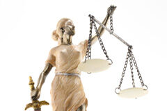 IE University ofrece el único Grado en Derecho en España que permite ejercer la abogacía en España y en Inglaterra Imagen de la Justicia