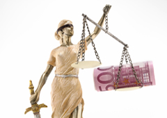 Imagen de la justicia con una venda en los ojos y billetes de euro