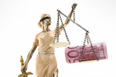 El PP deja caer la Ley de Justicia Gratuita que Gallardón lanzó para compensar las tasas Imagen de la justicia con billetes de euro