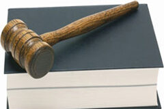 ¿Cómo ponderar las dilaciones indebidas? Mazo encima de un libro