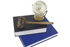 Preámbulo de una norma: carácter normativo u orientativo Una bola del mundo y una maza sobre dos libros