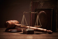 ¡Societas delinquere non potest! Una balanza y un mazo sobre una mesa