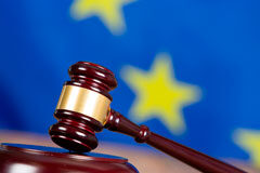 La Comisión Europea lleva a España ante el Tribunal de Justicia de la UE por la falta de transposición de las directivas sobre contratación pública y concesiones Bandera Europea y mazo