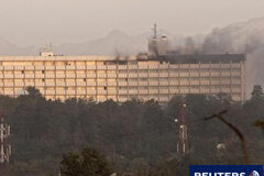 Mueren 10 civiles en un ataque suicida a un hotel de Kabul Al menos 10 civiles afganos murieron después de que seis suicidas e insurgentes talibanes fuertemente armados atacaron el martes un hotel frecuentado por occidentales en la capital de Afganistán, dijeron responsables locales. En la imagen, el humo se elev