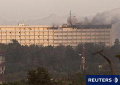 Al menos 10 civiles afganos murieron después de que seis suicidas e insurgentes talibanes fuertemente armados atacaron el martes un hotel frecuentado por occidentales en la capital de Afganistán, dijeron responsables locales. En la imagen, el humo se elev