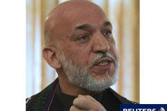 Karzai dice que su oficina recibe ‘bolsas de dinero’ de Irán El presidente afgano Hamid Karzai durante una rueda de prensa en Kabul, el 25 de octubre de 2010.