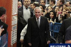 El ex presidente israelí Katsav, declarado culpable de violación Katsav (C) entra en el tribunal de distrito de Tel Aviv antes de escuchar el veredicto, el 30 de diciembre de 2010