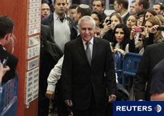 Katsav (C) entra en el tribunal de distrito de Tel Aviv antes de escuchar el veredicto, el 30 de diciembre de 2010