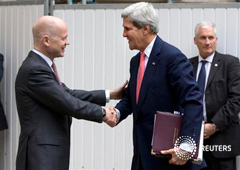 El ministro de Exteriores británico, William Hague (I) saluda a Kerry en los exteriores del ministerio en Londres, el 9 de septiembre de 2013