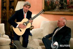 Kerry propone dar pasos conjuntos para frenar los disturbios en Israel Kerry posa con una guitarra regalada por el ministro español de Asuntos Exteriores, José Manuel García-Margallo, durante una reunión en el Ministerio de Asuntos Exteriores en Madrid, el 18 de octubre de 2015