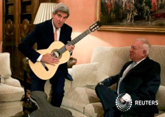 Kerry posa con una guitarra regalada por el ministro español de Asuntos Exteriores, José Manuel García-Margallo, durante una reunión en el Ministerio de Asuntos Exteriores en Madrid, el 18 de octubre de 2015