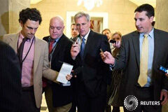 Los senadores de EEUU insinúan un posible acuerdo fiscal El representante de la mayoría republicana en la Cámara de Representantes, Kevin McCarthy, habla con los periodistas en el 14º día de cierre parcial del Gobierno de EEUU en Washington, el 14 de octubre de 2013