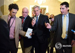 El representante de la mayoría republicana en la Cámara de Representantes, Kevin McCarthy, habla con los periodistas en el 14º día de cierre parcial del Gobierno de EEUU en Washington, el 14 de octubre de 2013