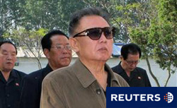 En la imagen, difundida el 7 de junio por la agencia KCNA, el líder norcoreano Kim Jong-il visita una fábrica en un lugar no facilitado, el 7 de junio de 2010.