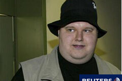 EEUU cierra Megaupload.com y los ‘hackers’ toman represalias En la imagen, foto de archivo del fundador de Megaupload.com, el alemán Kim Schmitz, en una comparecencia judicial en Múnich, el 27 de mayo de 2002