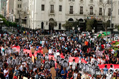 Kuczynski dice que sería inadmisible que el exmandatario peruano Fujimori muriera en prisión Un grupo de personas que sostienen fotos de las víctimas del conflicto guerrillero en los años 80 y 90 protestan después de que el presidente peruano Pedro Pablo Kuczynski indultase al exmandatario Alberto Fujimori, en Lima, Perú, 25 de diciembre del 2017