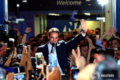 Conservadores ganan con contundencia en Grecia, prometen más inversión y menos impuestos El líder del partido conservador Nueva Democracia, Kyriakos Mitsotakis, habla al exterior de la sede de su formación tras las elecciones generales en Atenas, Grecia. 7 julio 2019