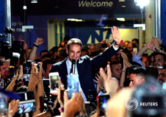 El líder del partido conservador Nueva Democracia, Kyriakos Mitsotakis, habla al exterior de la sede de su formación tras las elecciones generales en Atenas, Grecia. 7 julio 2019 El líder del partido conservador Nueva Democracia, Kyriakos Mitsotakis, habla al exterior de la sede de su formación tras las elecciones generales en Atenas, Grecia. 7 julio 2019