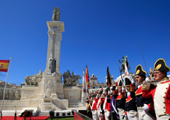 Artistas intérpretes o ejecutantes vestidos con trajes militares participan en las celebraciones del bicentenario de la Constitución Española 