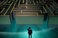 Para quien no sabe a dónde va, ningún camino es bueno Una persona delante de la entrada a un laberinto.