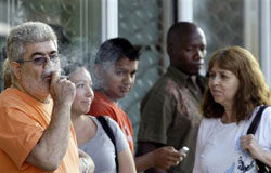 El Gobierno estudia introducir cambios en el mercado laboral Gente de calle esperando