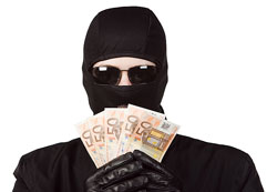 Ladrón con pasamontañas y gafas negras con dinero en mano